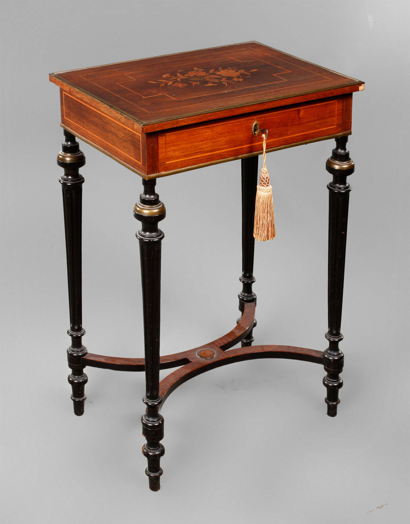 Intarsierter Nähtisch