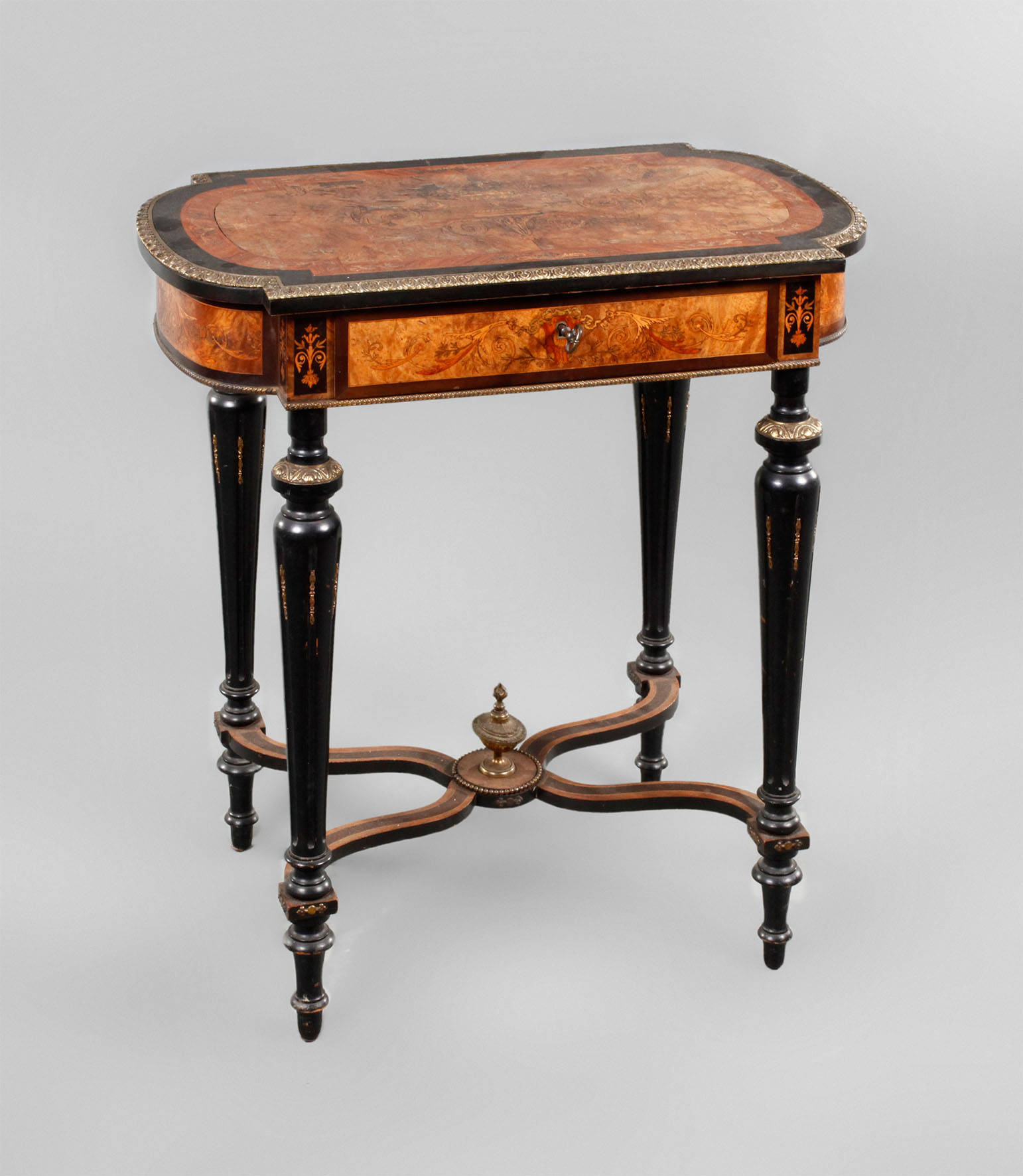 Intarsiertes Tischchen