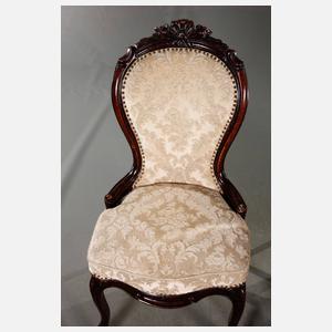 Sessel und fünf Stühle