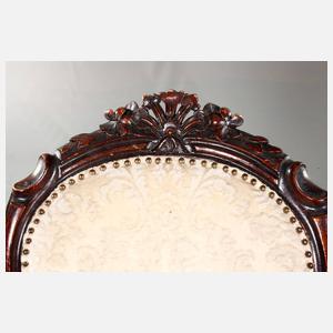 Sessel und fünf Stühle