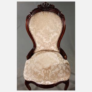 Sessel und fünf Stühle