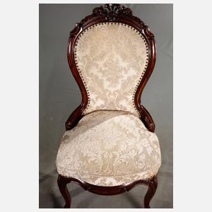 Sessel und fünf Stühle