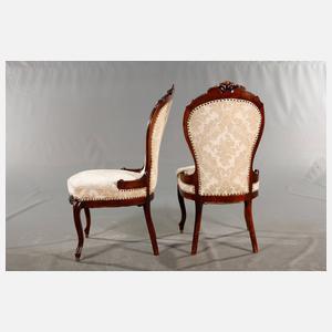 Sessel und fünf Stühle