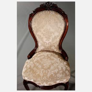 Sessel und fünf Stühle