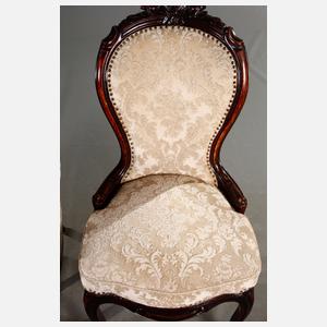 Sessel und fünf Stühle