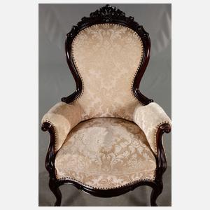 Sessel und fünf Stühle