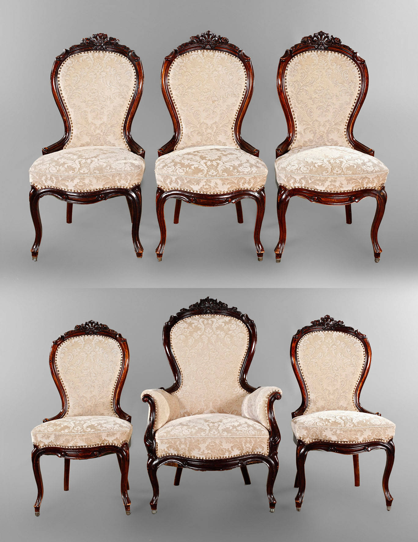 Sessel und fünf Stühle