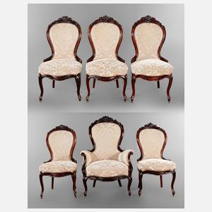 Sessel und fünf Stühle