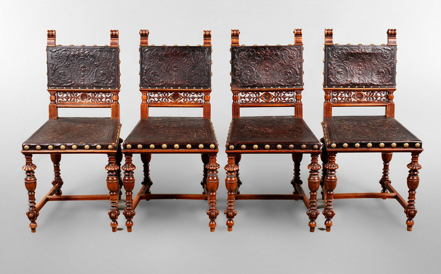 Vier Gründerzeitstühle