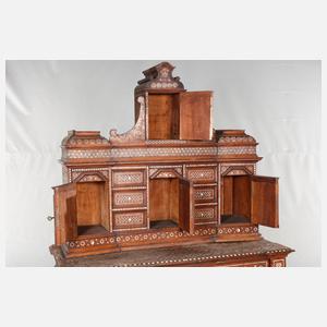 Maurischer Scherenstuhl und Sekretär