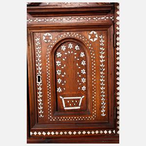 Maurischer Scherenstuhl und Sekretär