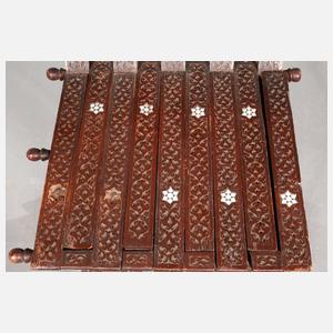 Maurischer Scherenstuhl und Sekretär