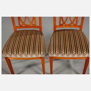 Tisch und zwei Stühle