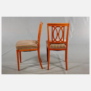 Tisch und zwei Stühle