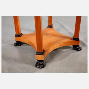 Tisch und zwei Stühle