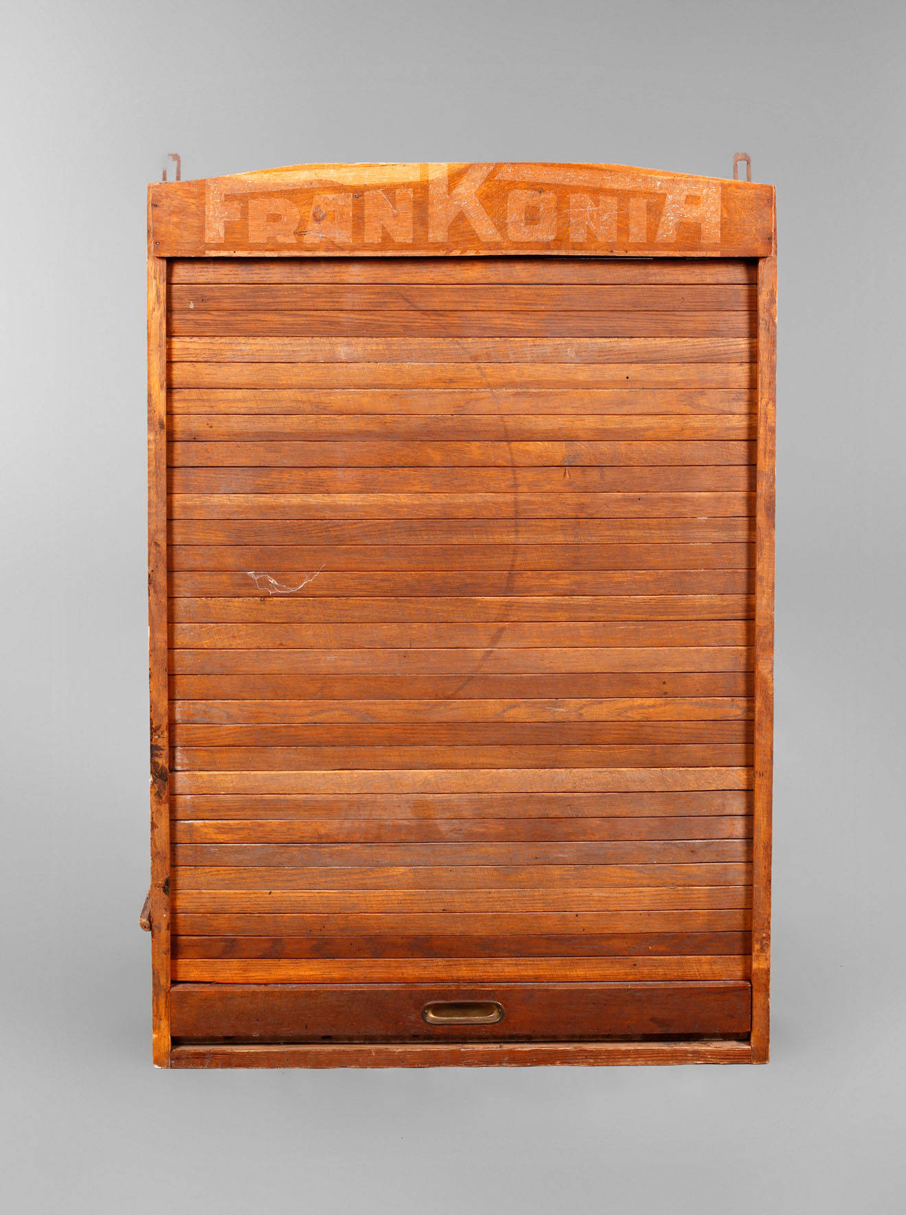 Wandschrank mit Rollladen