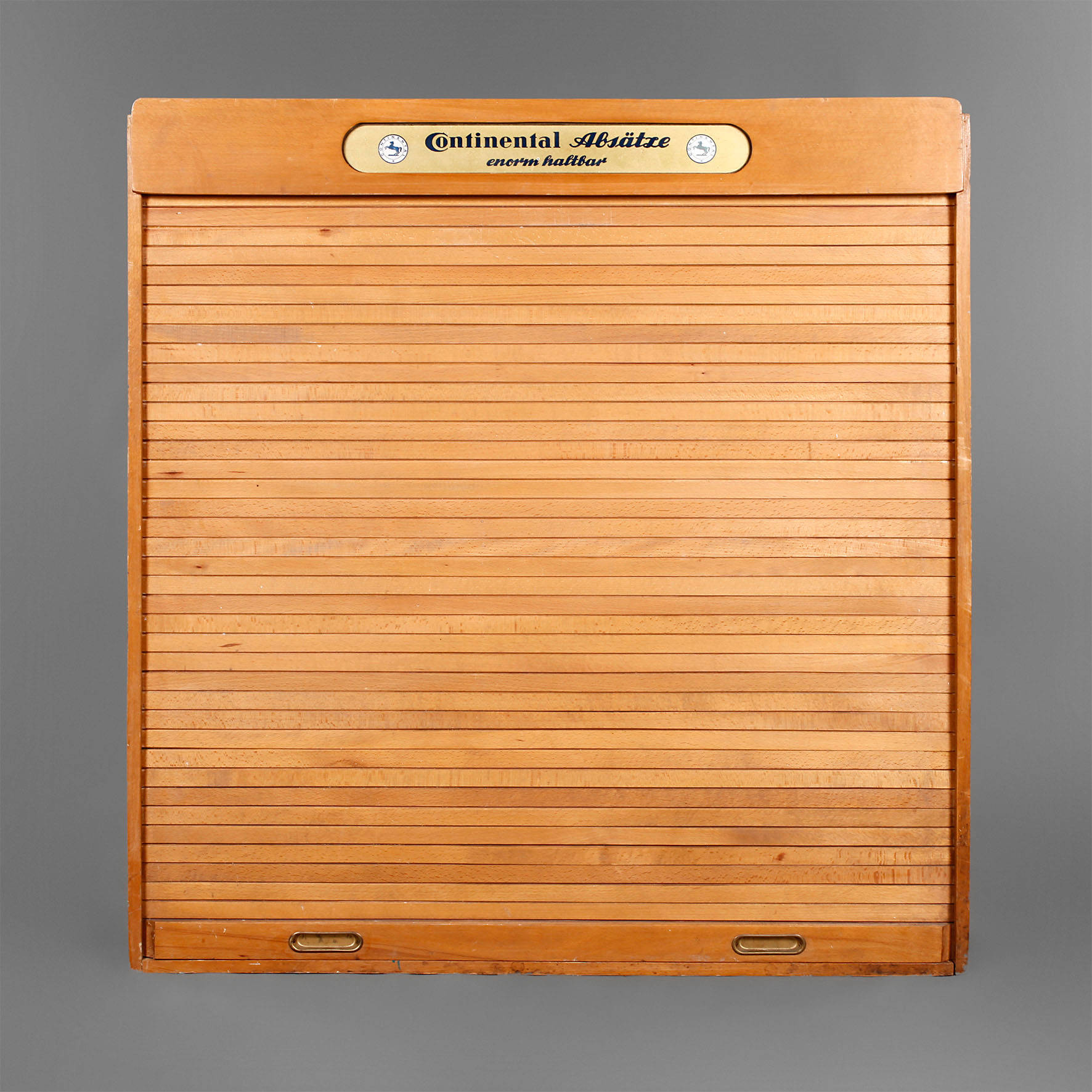 Wandschrank mit Rollladen