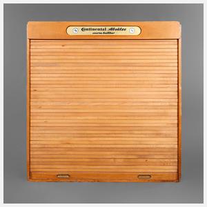 Wandschrank mit Rollladen