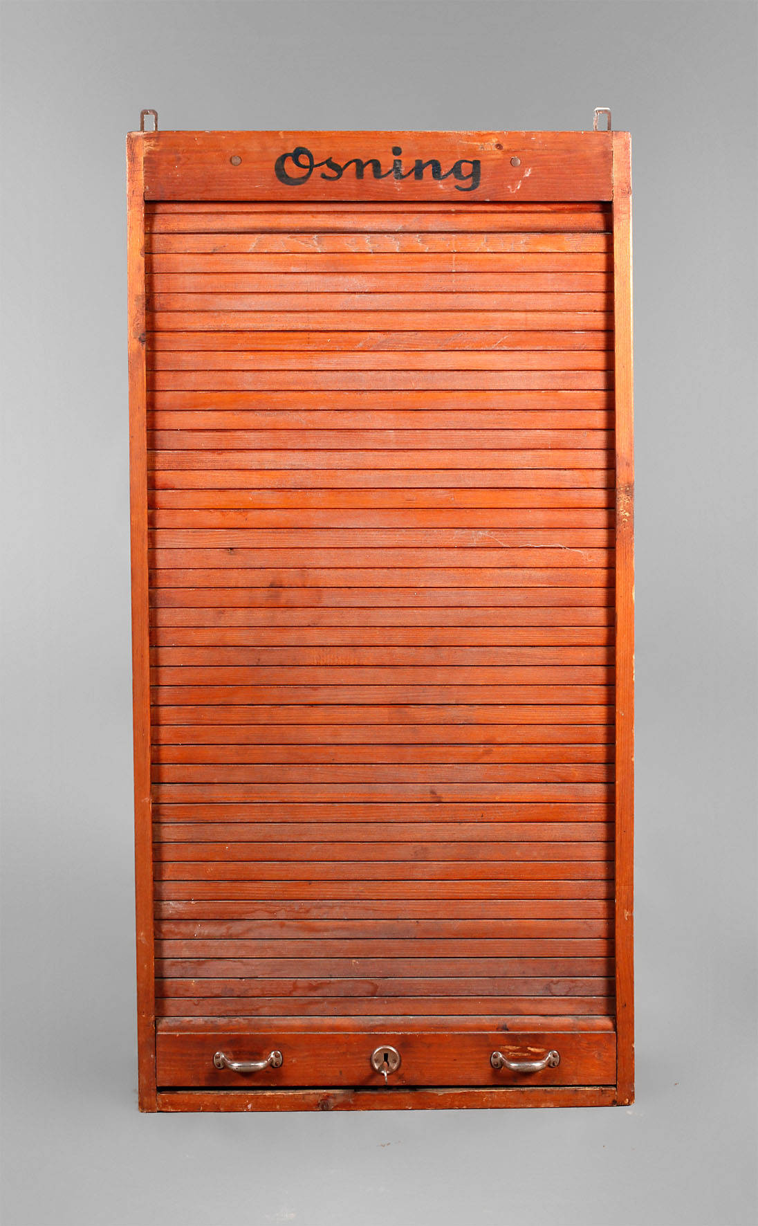 Wandschrank mit Rollladen