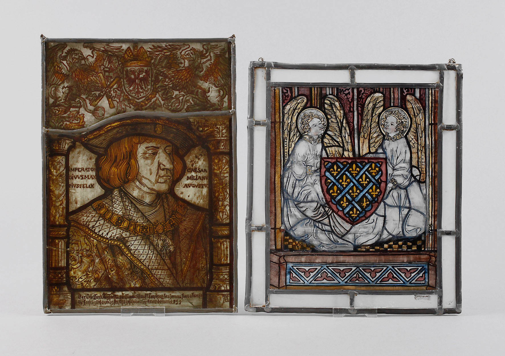 Zwei Bleiglasfenster