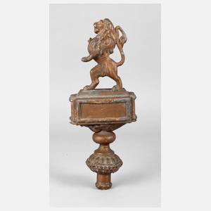 Figürliche Fahnenspitze