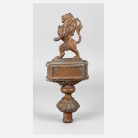 Figürliche Fahnenspitze111