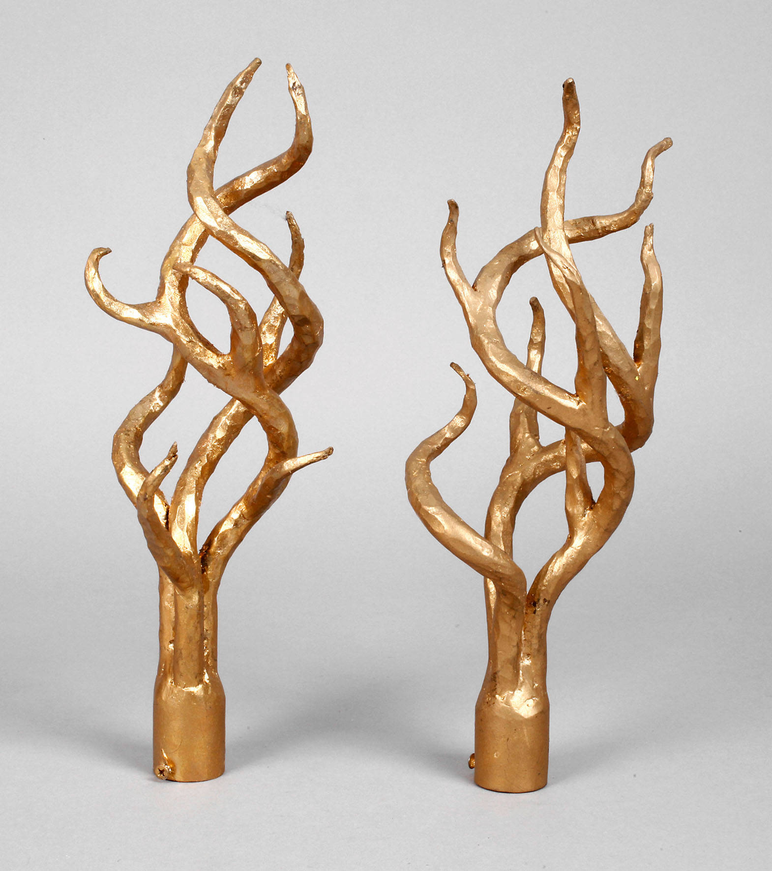 Zwei Abschlüsse für Gardinenstangen