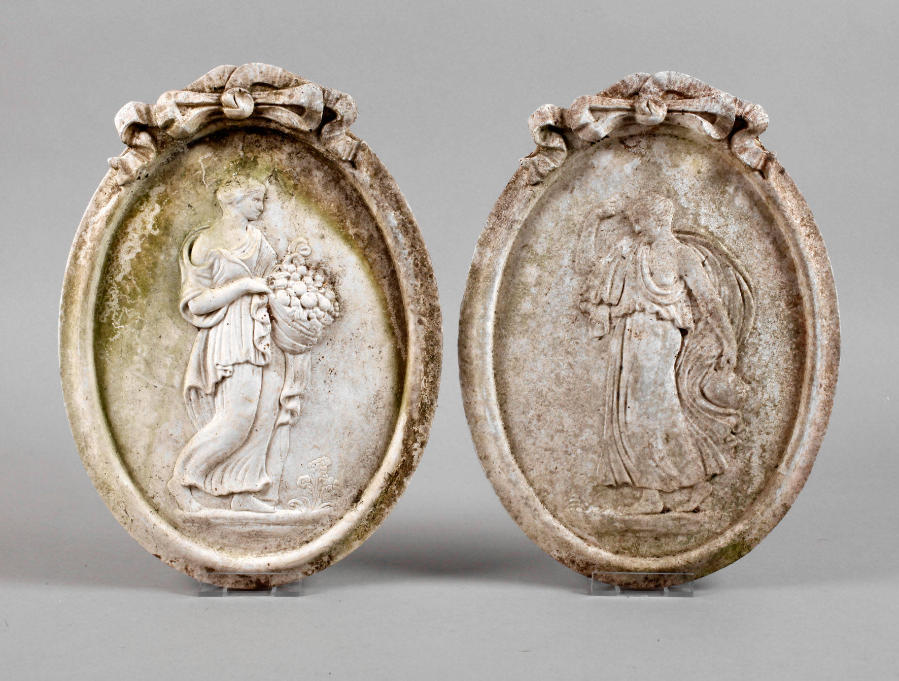 Paar ovale Wandplatten