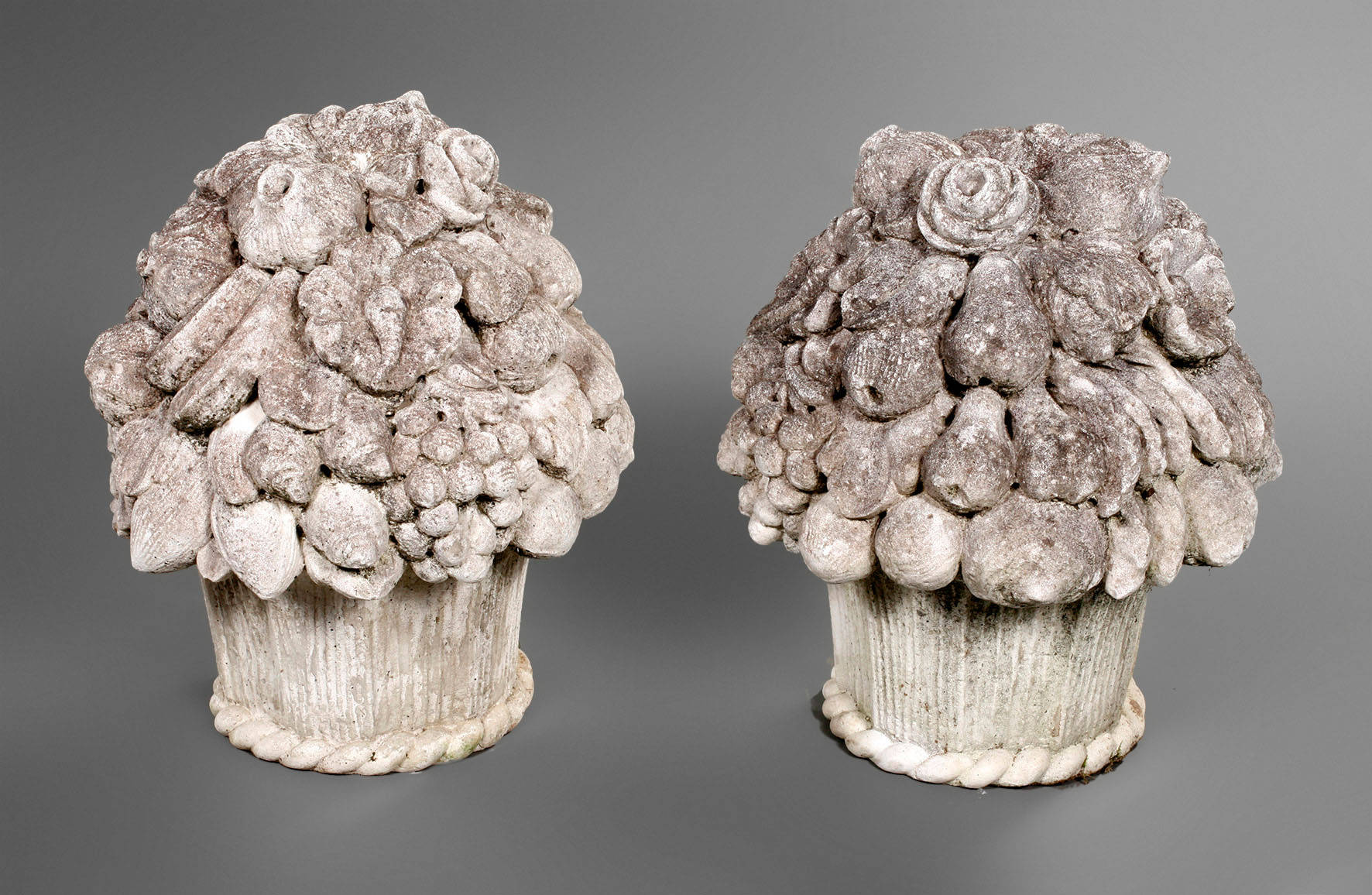 Paar Pfeilerbekrönungen