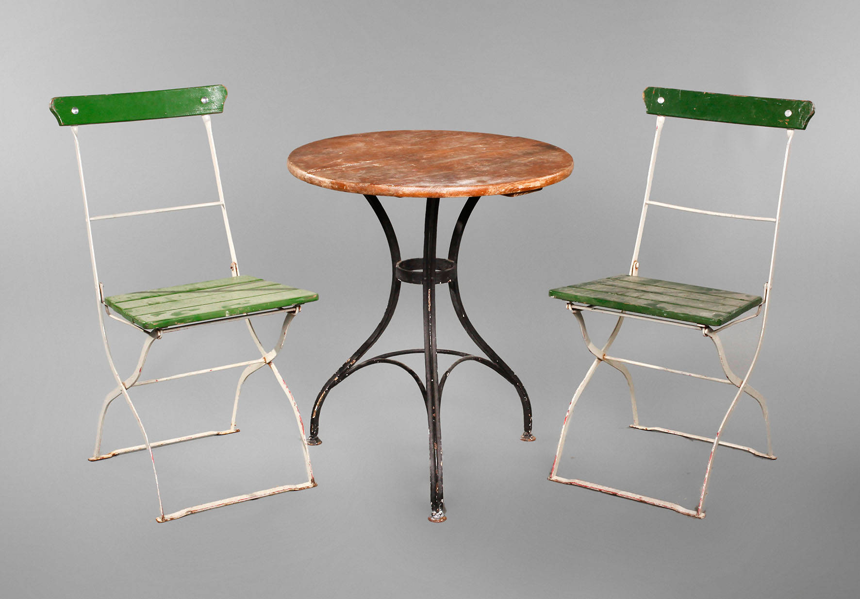 Gartentisch und zwei Stühle