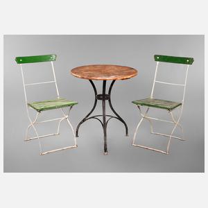 Gartentisch und zwei Stühle