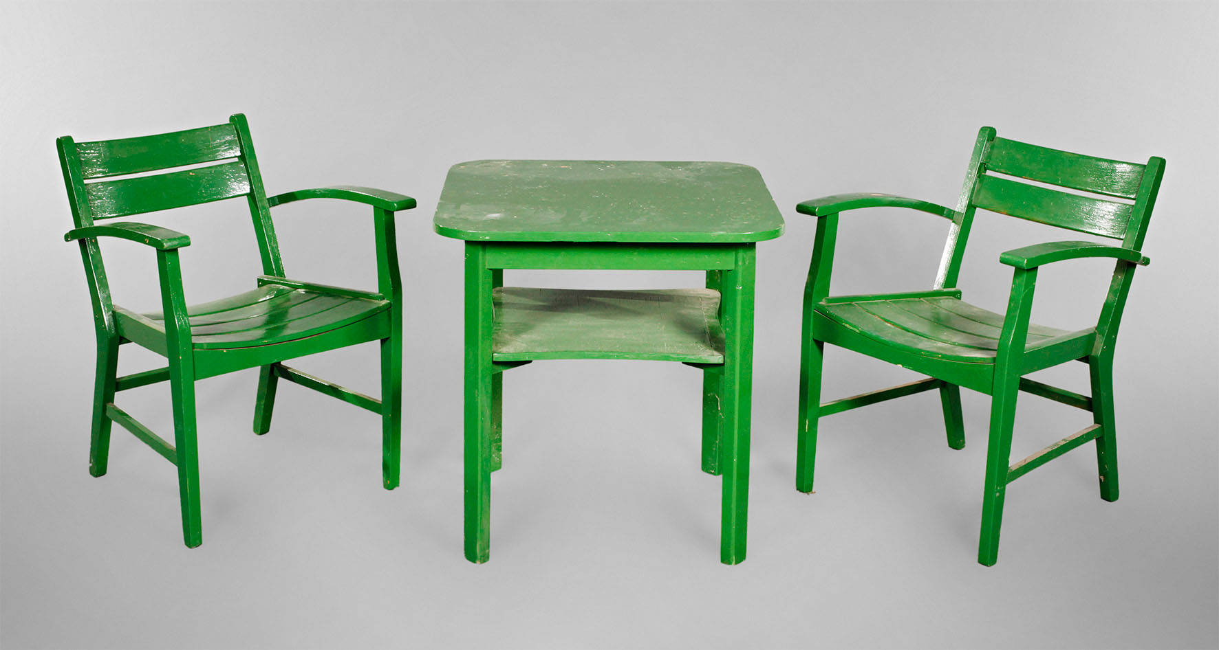 Zwei Gartenstühle und Tisch