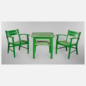 Zwei Gartenstühle und Tisch