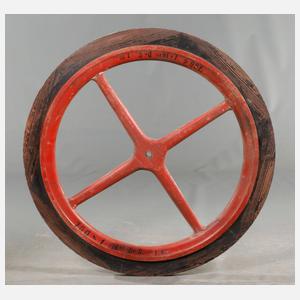 Zwei dekorative Holzräder