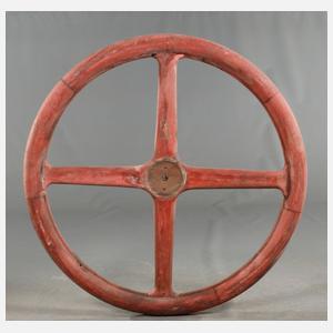 Zwei dekorative Holzräder