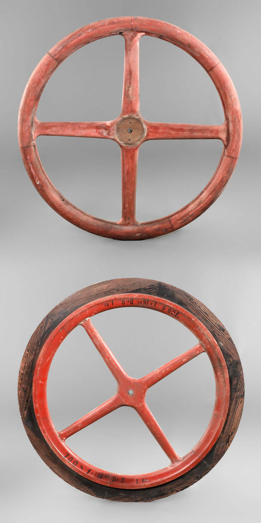Zwei dekorative Holzräder