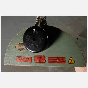 Acht Industrieleuchten