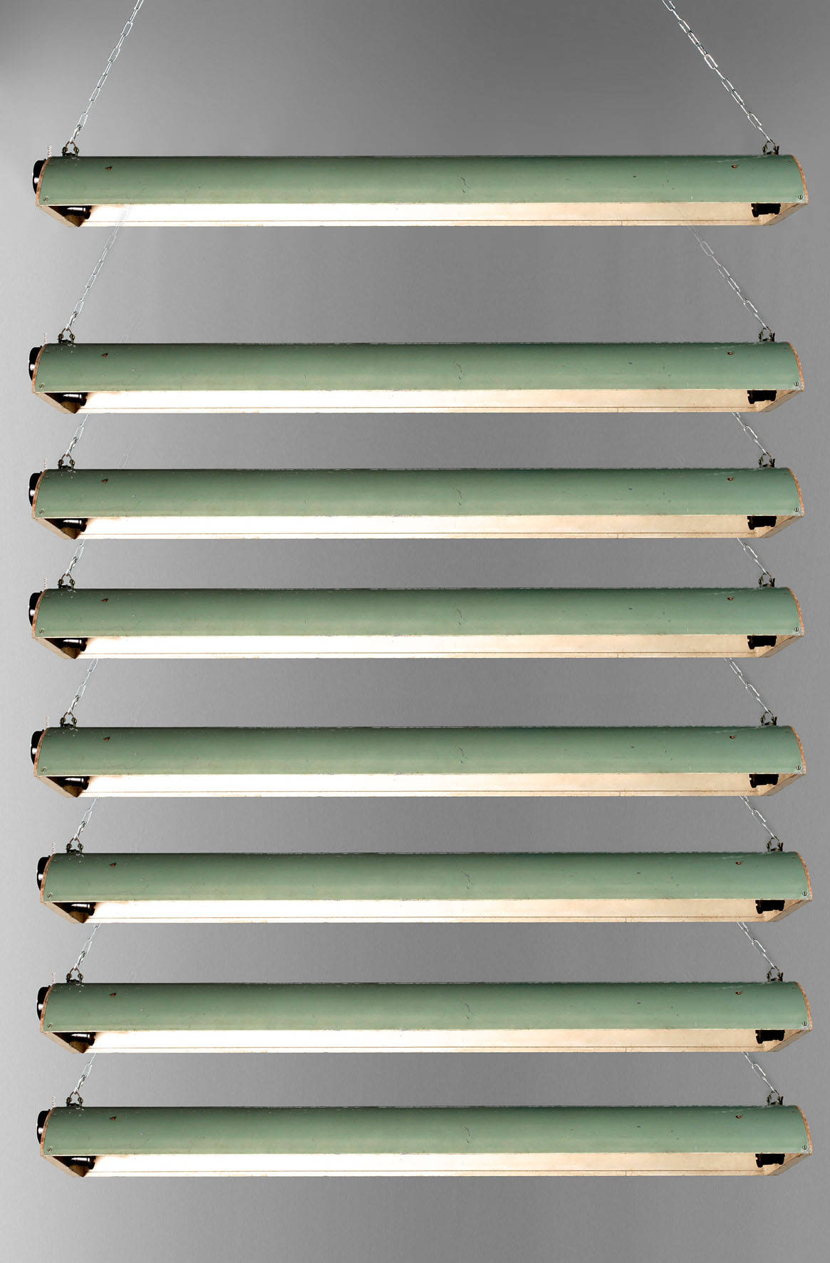 Acht Industrieleuchten