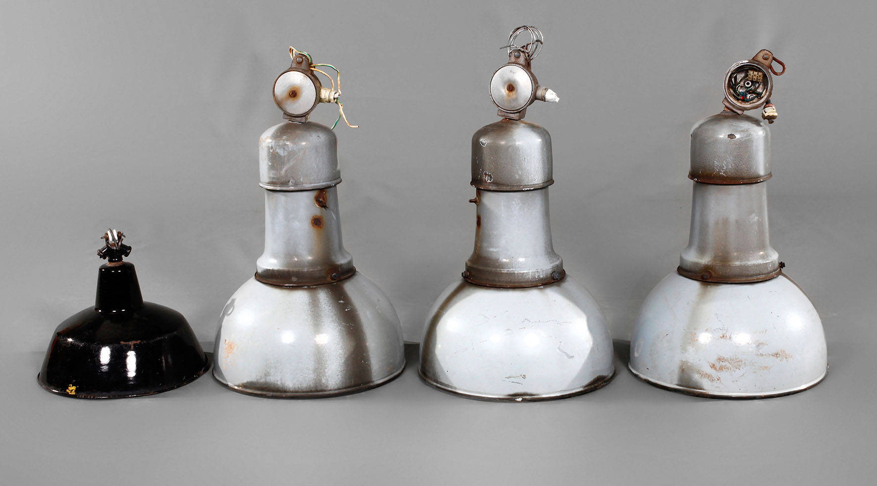 Vier Industrielampen