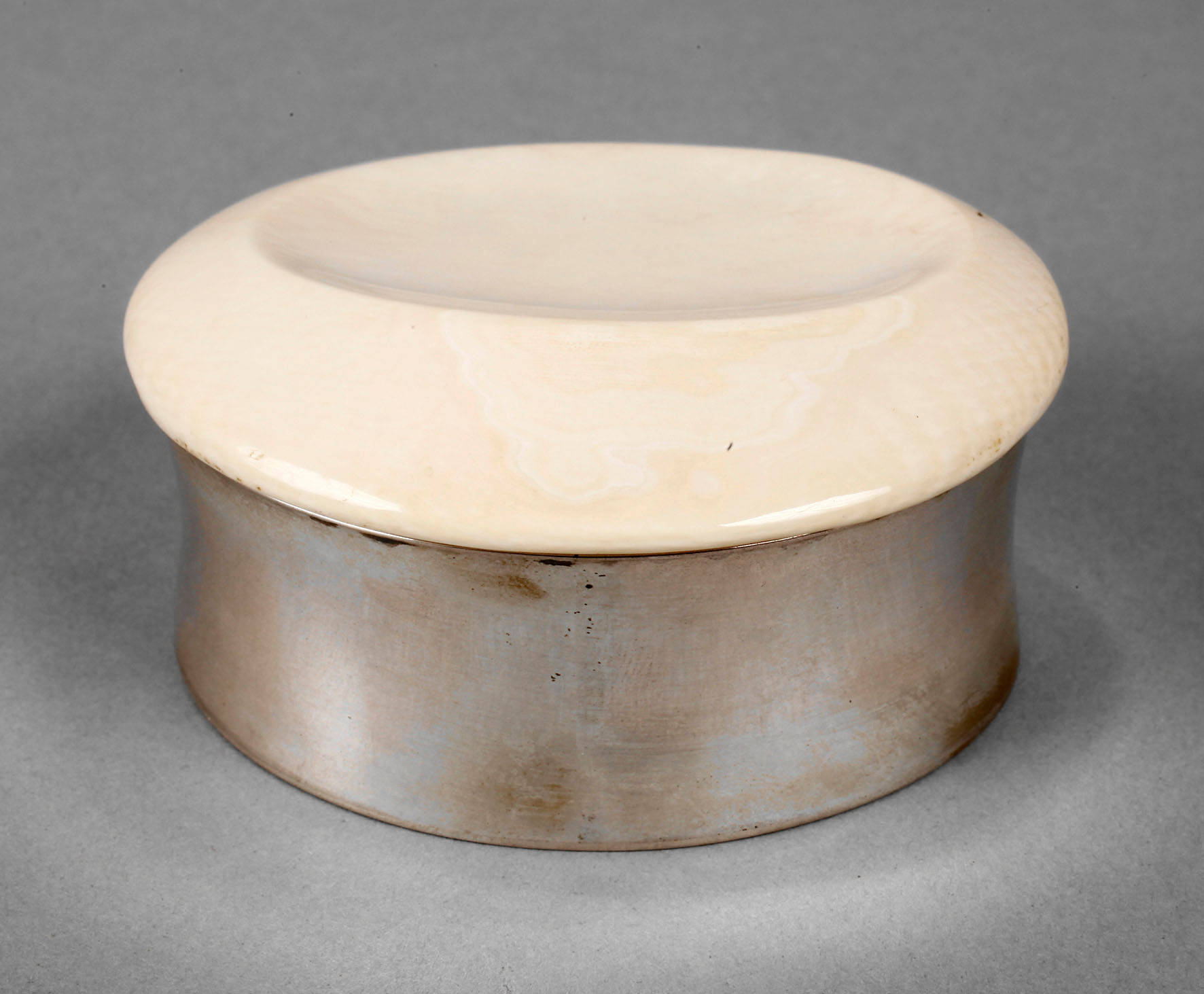 Kleine Silberdose mit Elfenbeindeckel
