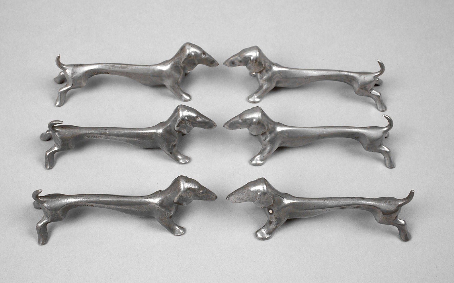 Sechs Messerbänkchen Kayserzinn