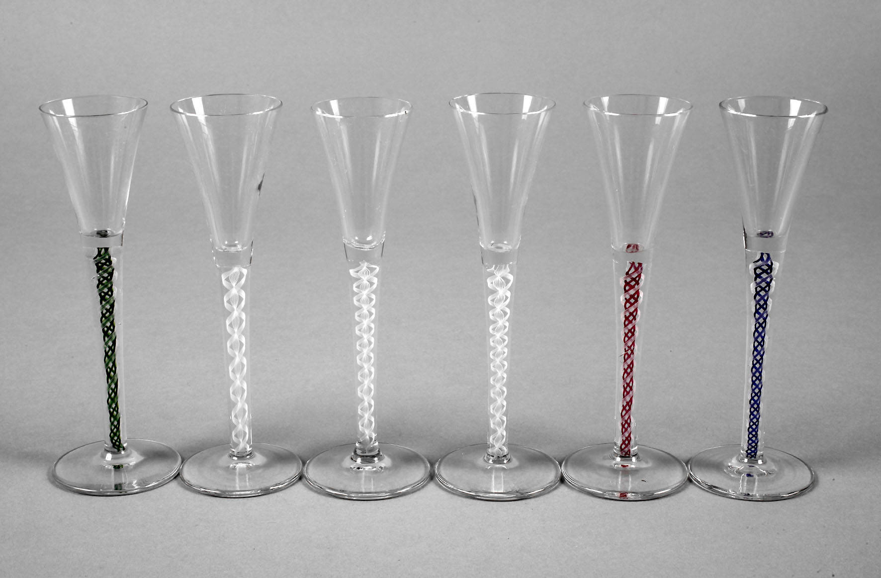 Sechs Likörgläser mit Spiraldekor