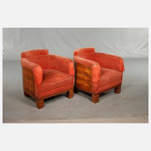 Zwei Sessel mit Regal