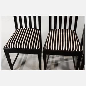 Acht Speisezimmerstühle