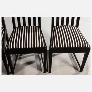 Acht Speisezimmerstühle