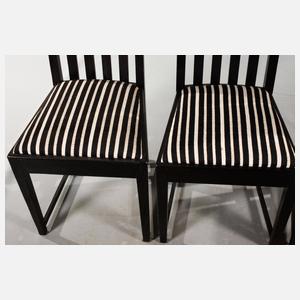 Acht Speisezimmerstühle