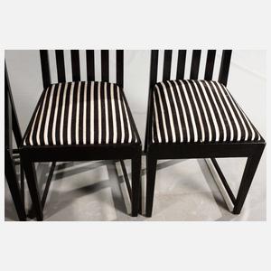 Acht Speisezimmerstühle