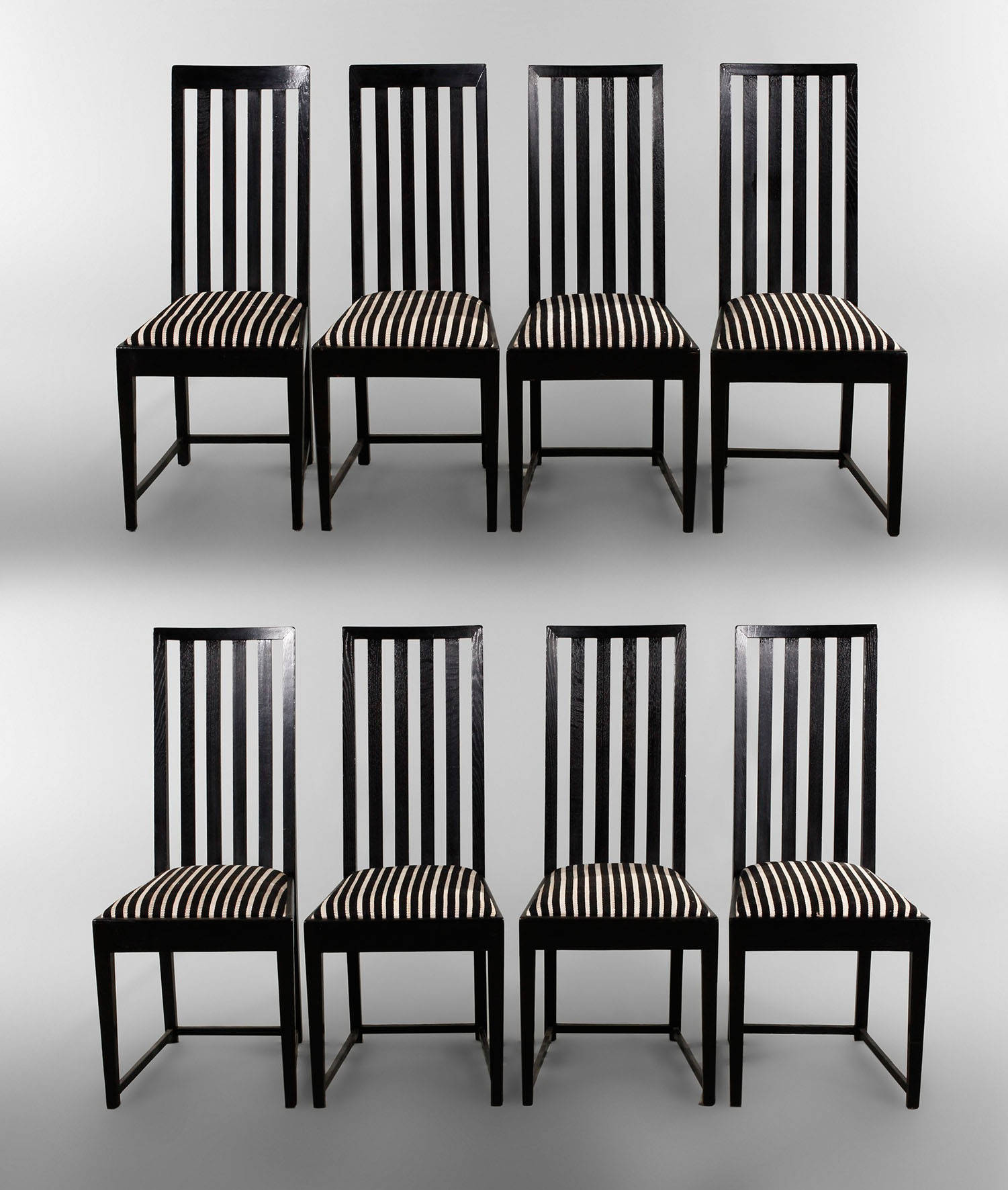 Acht Speisezimmerstühle