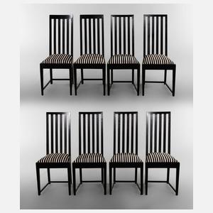 Acht Speisezimmerstühle