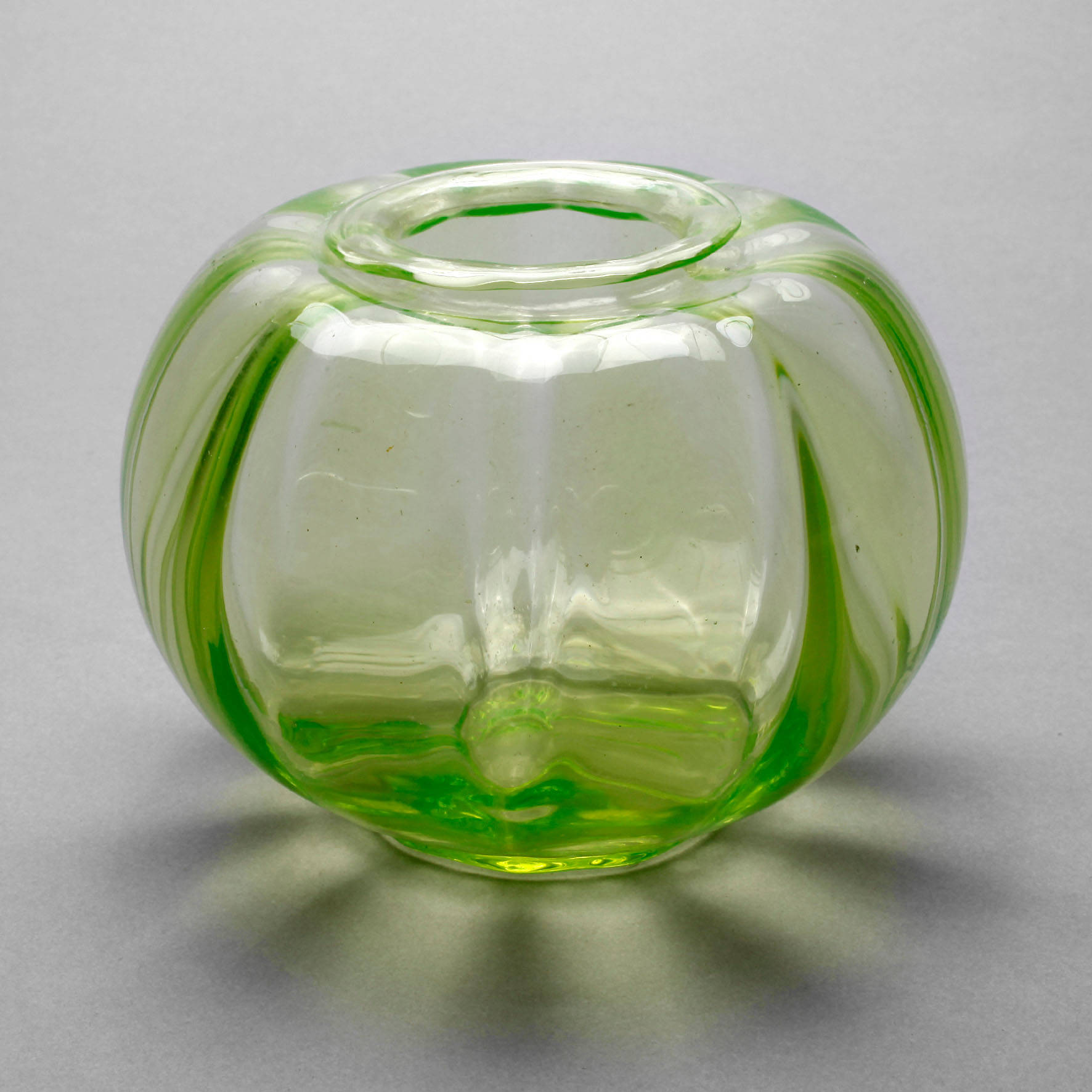 Uranglasvase ”Glasfabriek Leerdam”